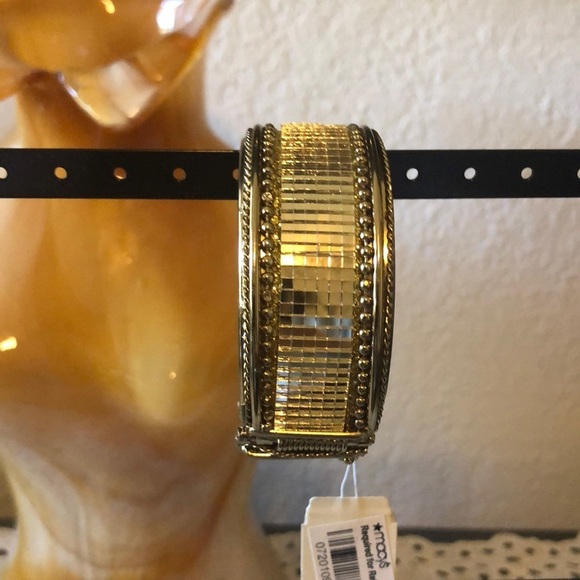 Macy’s Gold Metal Spring Close Bracelet - Picture 1 of 5